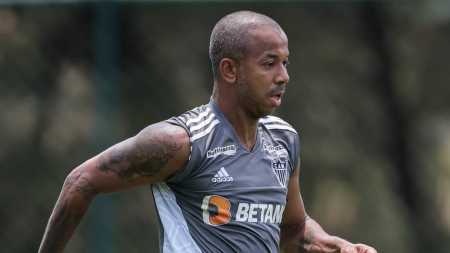 Mariano, lateral-direito, em treino nesta quinta-feira (26)