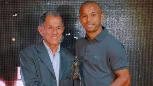 Mariano recebeu o Troféu Guará das mãos de Buião