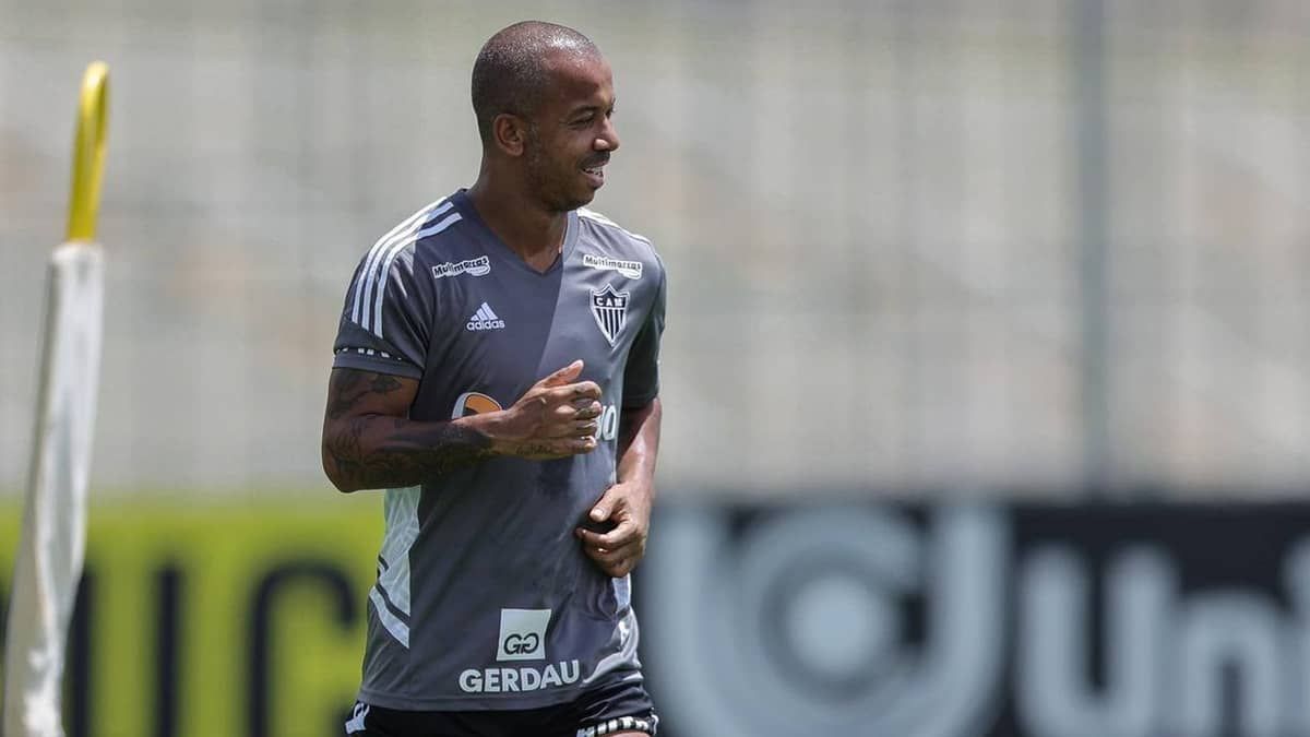 Titular para enfrentar o Athletico-PR, Mariano explica diferenças para Saravia
