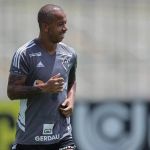 Titular para enfrentar o Athletico-PR, Mariano explica diferenças para Saravia