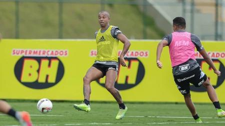 Mariano treina com bola na Cidade do Galo