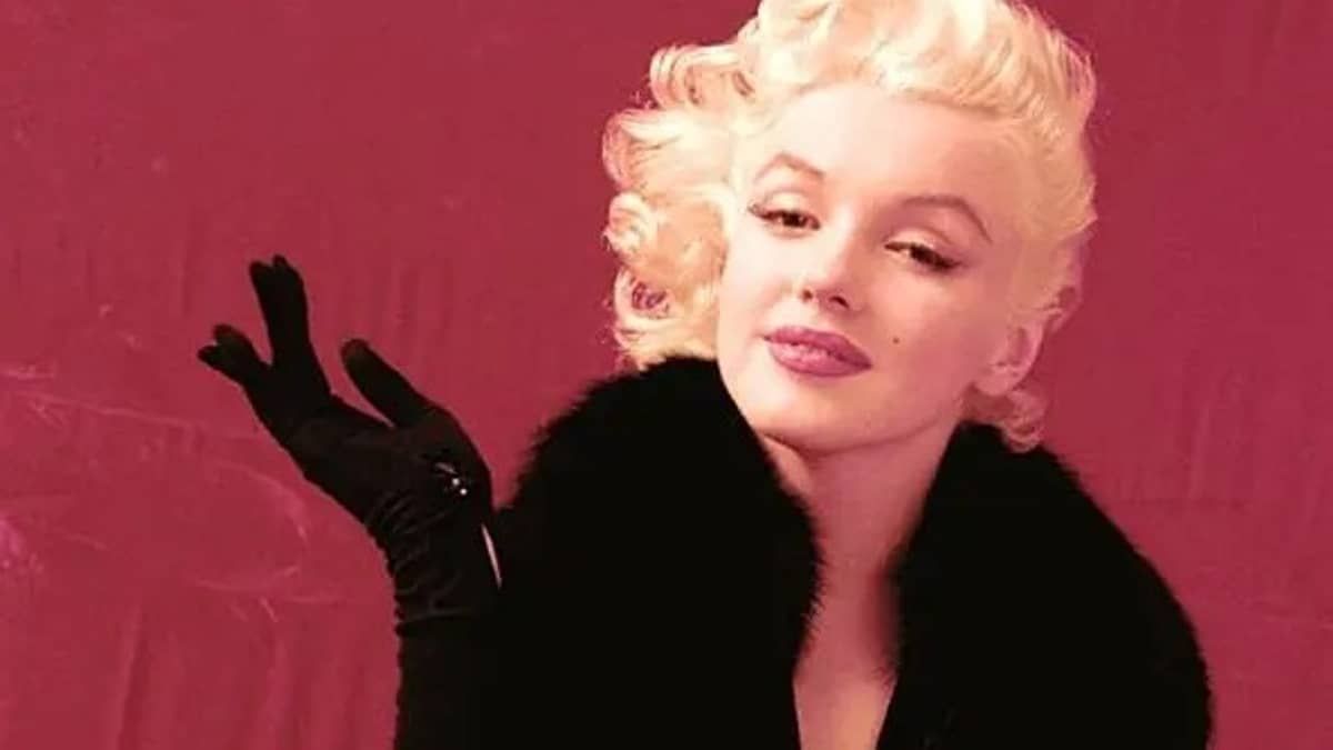 Vestido clássico de Marilyn Monroe é leiloado por mais de R$ 1 milhão; confira