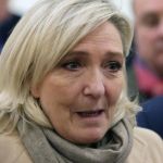 Marine Le Pen participa de manifestação e diz que sua condenação fere democracia