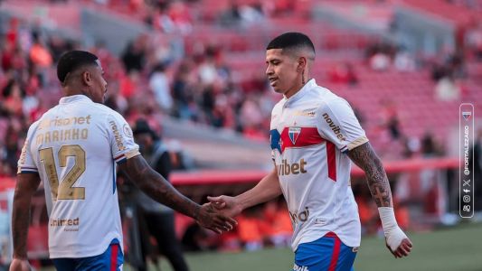 Marinho (à esquerda) cumprimenta Imanol Machuca durante jogo do Fortaleza contra o Inter