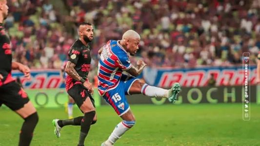 Marinho chuta em sua estreia pelo Fortaleza, contra o Athletico, pelo Brasileirão