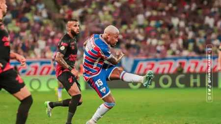 Marinho chuta em sua estreia pelo Fortaleza, contra o Athletico, pelo Brasileirão