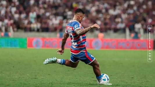 Marinho cobrando a falta contra o Libertad-PAR que garantiu a vaga do Fortaleza nas quartas de final da Sul-Americana