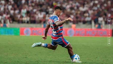 Marinho cobrando a falta contra o Libertad-PAR que garantiu a vaga do Fortaleza nas quartas de final da Sul-Americana