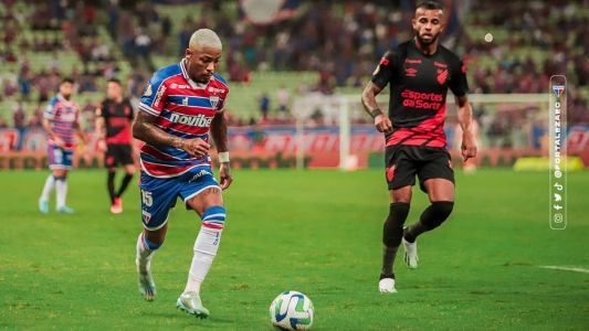 Marinho com a bola em sua estreia pelo Fortaleza neste domingo, contra o Athletico