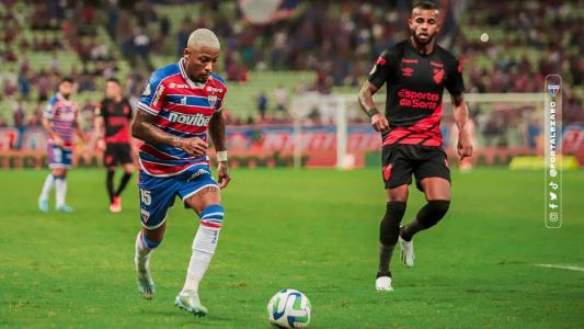 Marinho com a bola em sua estreia pelo Fortaleza neste domingo, contra o Athletico