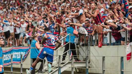 Marinho comemora gol com torcedores: Arena Castelão estará lotada nesta quinta