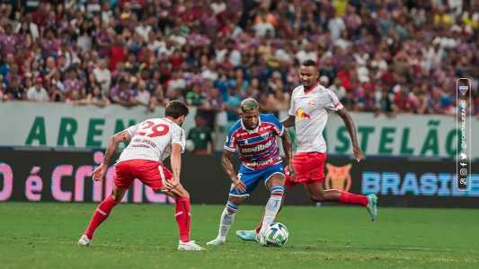 Marinho, do Fortaleza, tenta a jogada em derrota para o Bragantino, na Arena Castelão