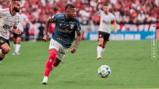 Marinho em ação pelo Fortaleza contra o Flamengo, neste domingo, na Arena Castelão
