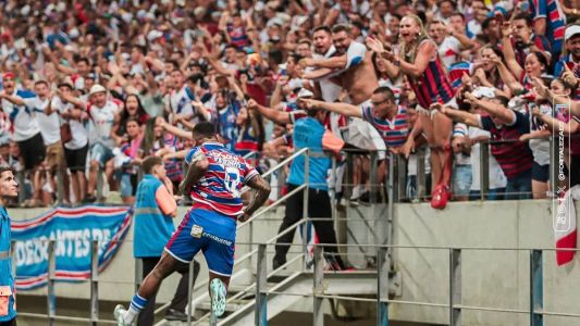 Marinho foi para a torcida comemorar o gol histórico do Fortaleza na noite de terça-feira