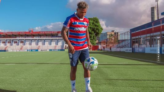 Marinho veste a camisa do Fortaleza na sede do clube