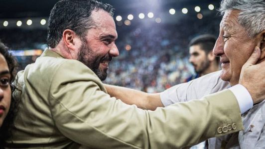 Mário Bittencourt e Romerito, presidente e ídolo do Fluminense, respectivamente, após o título da Libertadores