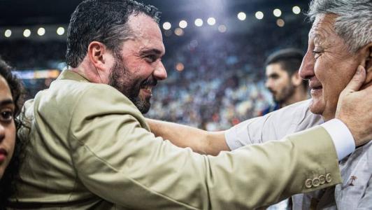 Mário Bittencourt e Romerito, presidente e ídolo do Fluminense, respectivamente, após o título da Libertadores