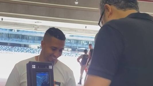 Mário Caixa passa pela catraca da Arena MRV, novo estádio do Atlético