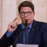 Dino dá 48h para Câmara explicar viagem de Mario Frias ao exterior