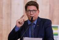 Dino dá 48h para Câmara explicar viagem de Mario Frias ao exterior