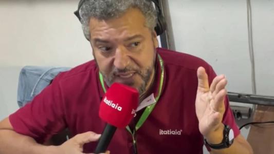 Mário Henrique Caixa, narrador da Itatiaia, no Estádio Bento Freitas, em Pelotas, no Rio Grande do Sul