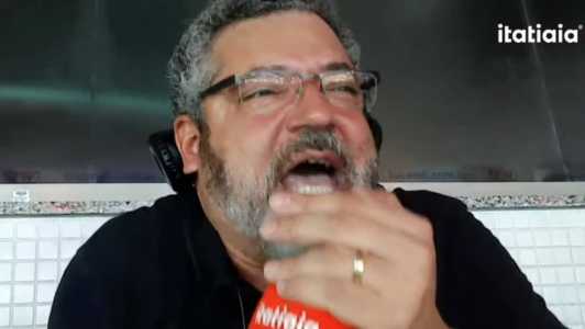 Mário Henrique Caixa, narrador da Itatiaia, durante transmissão no Maracanã