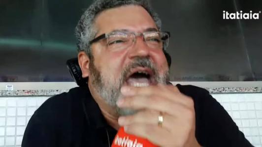 Mário Henrique Caixa, narrador da Itatiaia, durante transmissão no Maracanã