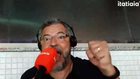 Mário Henrique Caixa, narrador da Itatiaia, durante transmissão no Maracanã