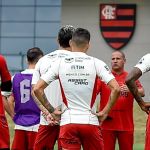 Mario Jorge, técnico do Sub-20, comanda treino do Flamengo