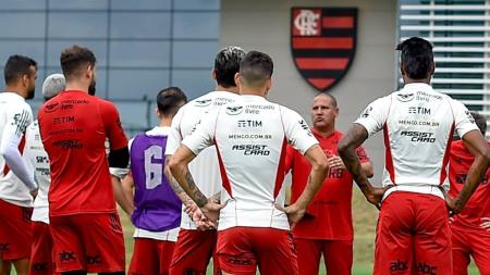 Mario Jorge orientando o elenco principal do Flamengo nesta sexta-feira (29)