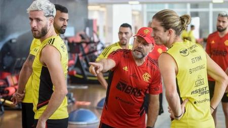 Mario Monteiro, ex-preparador físico do Flamengo, entre Léo Pereira e Filipe Luís
