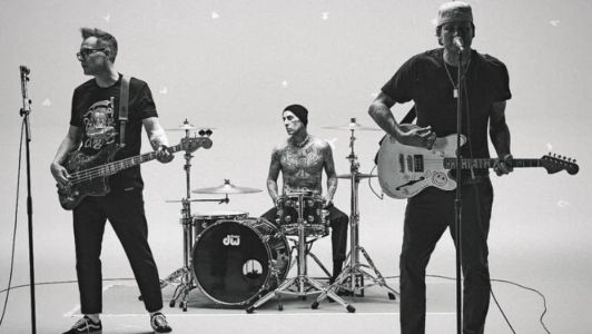 Mark Hoppus, Travis Barker e Tom DeLonge formam o Blink-182