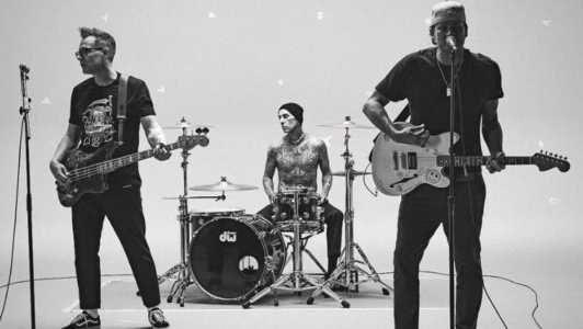 Mark Hoppus, Travis Barker e Tom DeLonge formam o Blink-182