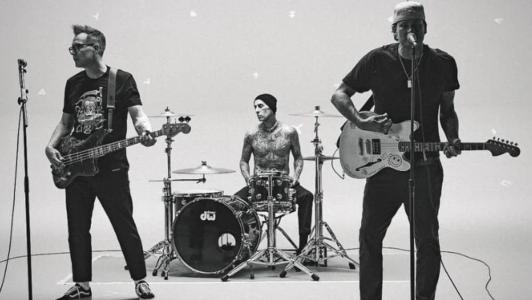 Mark Hoppus, Travis Barker e Tom DeLonge formam o Blink-182
