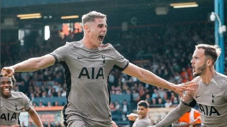 Mark van de Ven marcou o gol da vitória do Tottenham