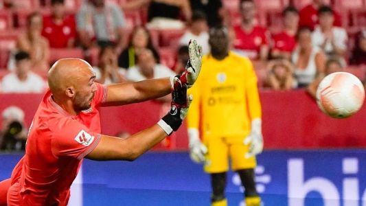 Marko Dmitrovic defendeu o pênalti cobrado pelo atacante Marcelo Moreno