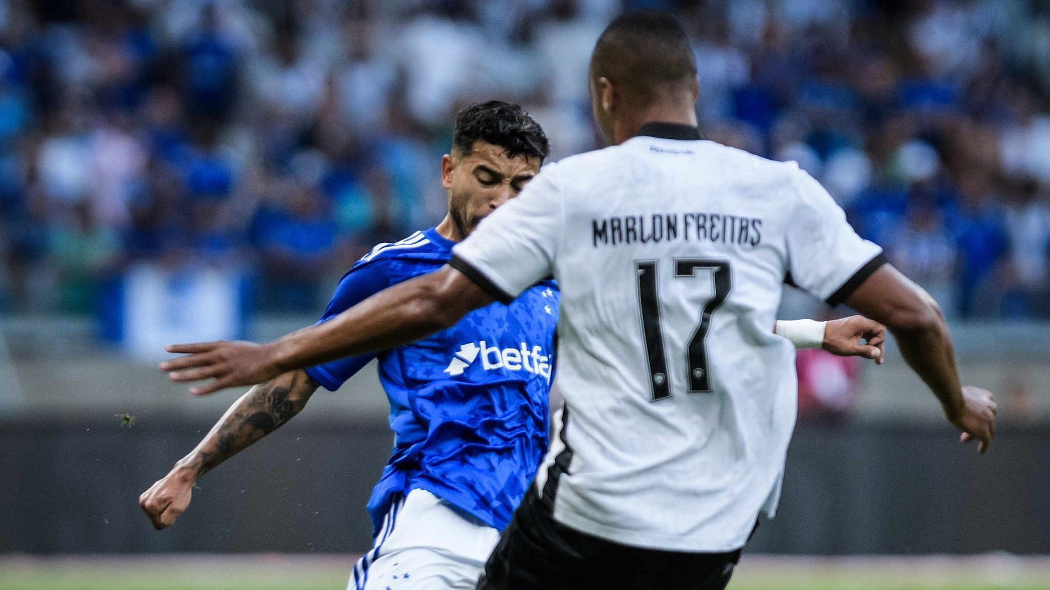 Cruzeiro x Botafogo: jogador sofre concussão e deixa campo rumo a hospital