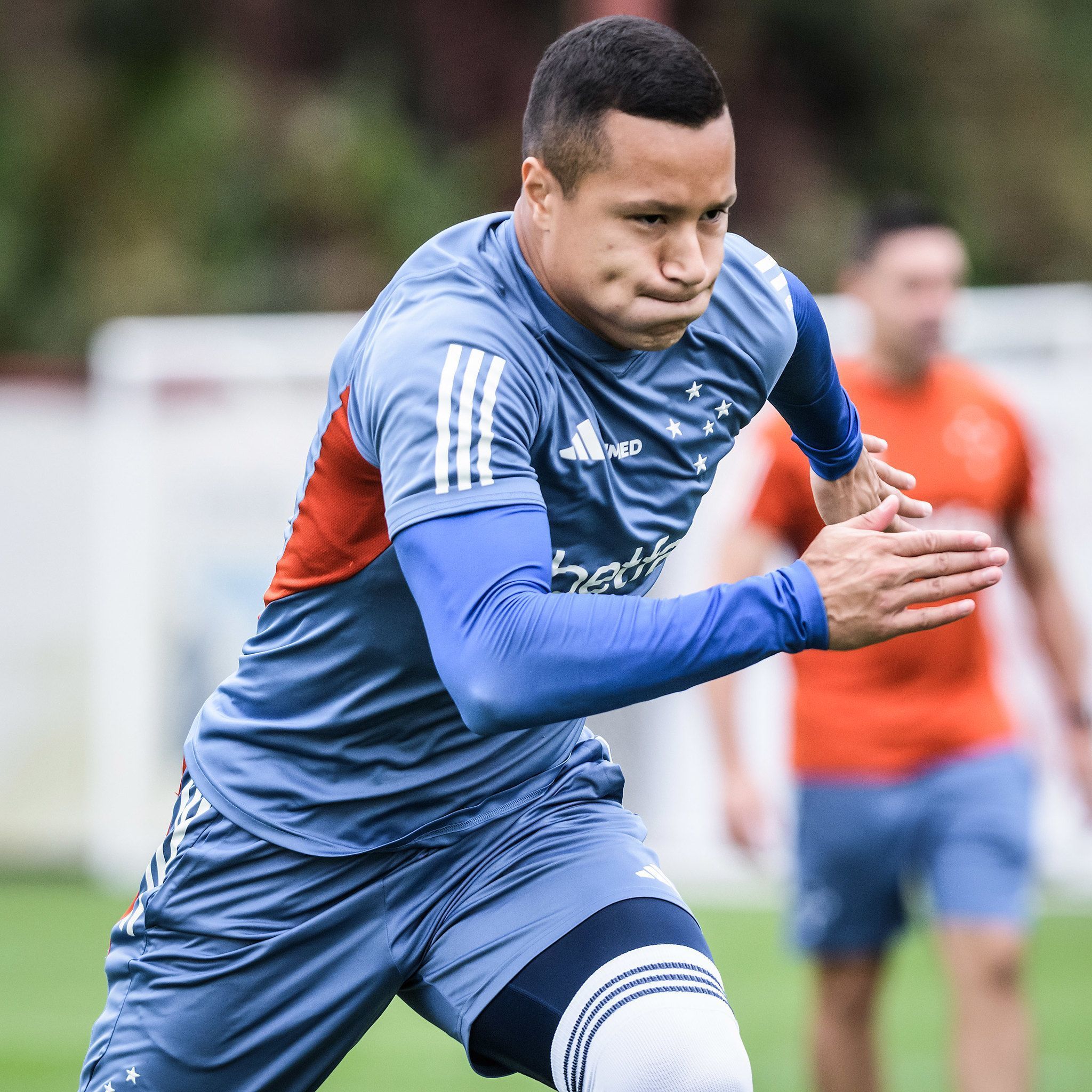 Cruzeiro informa lesão de Marlon, e lateral vira desfalque; saiba detalhes