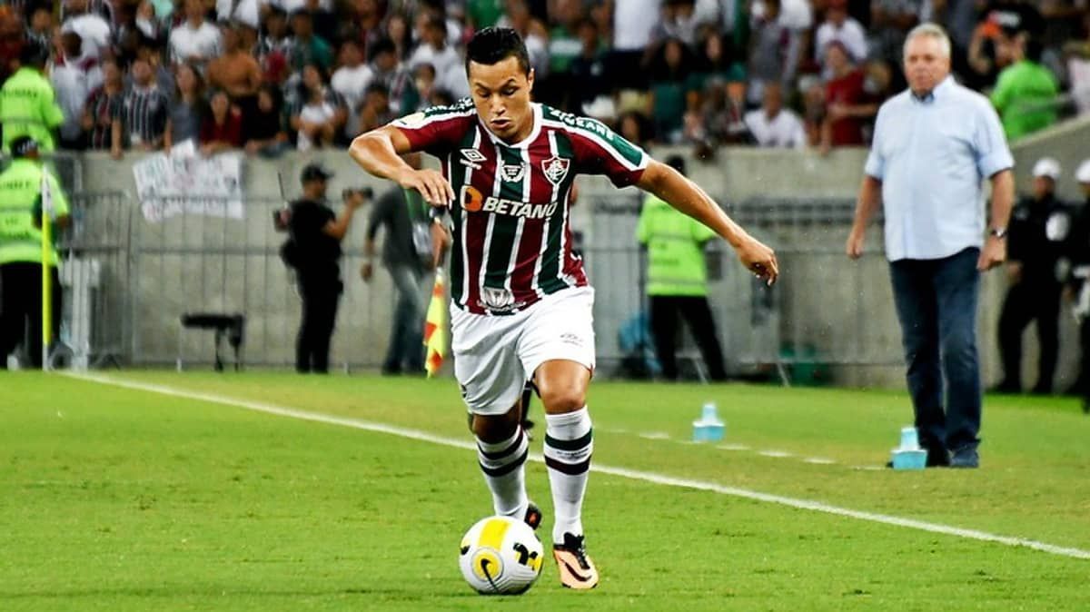 Em busca de reforços, Cruzeiro negocia com lateral-esquerdo Marlon, ex-Fluminense