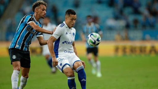 Marlon e Bitello disputam bola em duelo entre Cruzeiro e Grêmio
