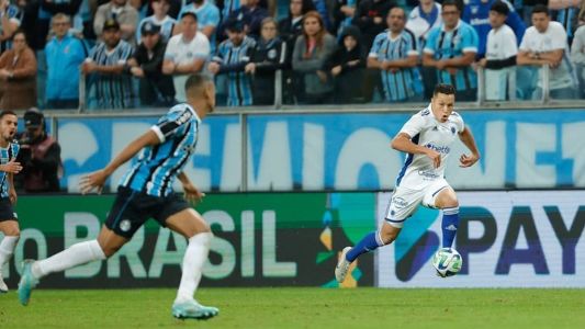 Marlon em ação durante o jogo contra o Grêmio, em Porto Alegre, pela Copa do Brasil