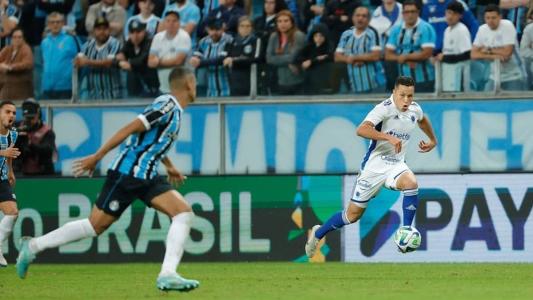 Marlon em ação durante o jogo contra o Grêmio, em Porto Alegre, pela Copa do Brasil