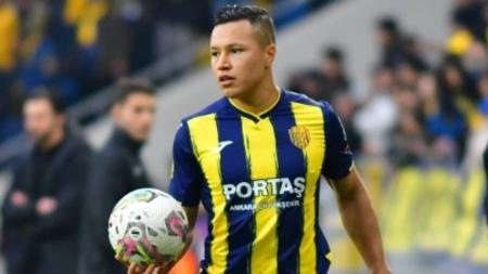 Marlon, ex-Ankaragücü, desembarcou em BH nesta quinta para fechar com o Cruzeiro