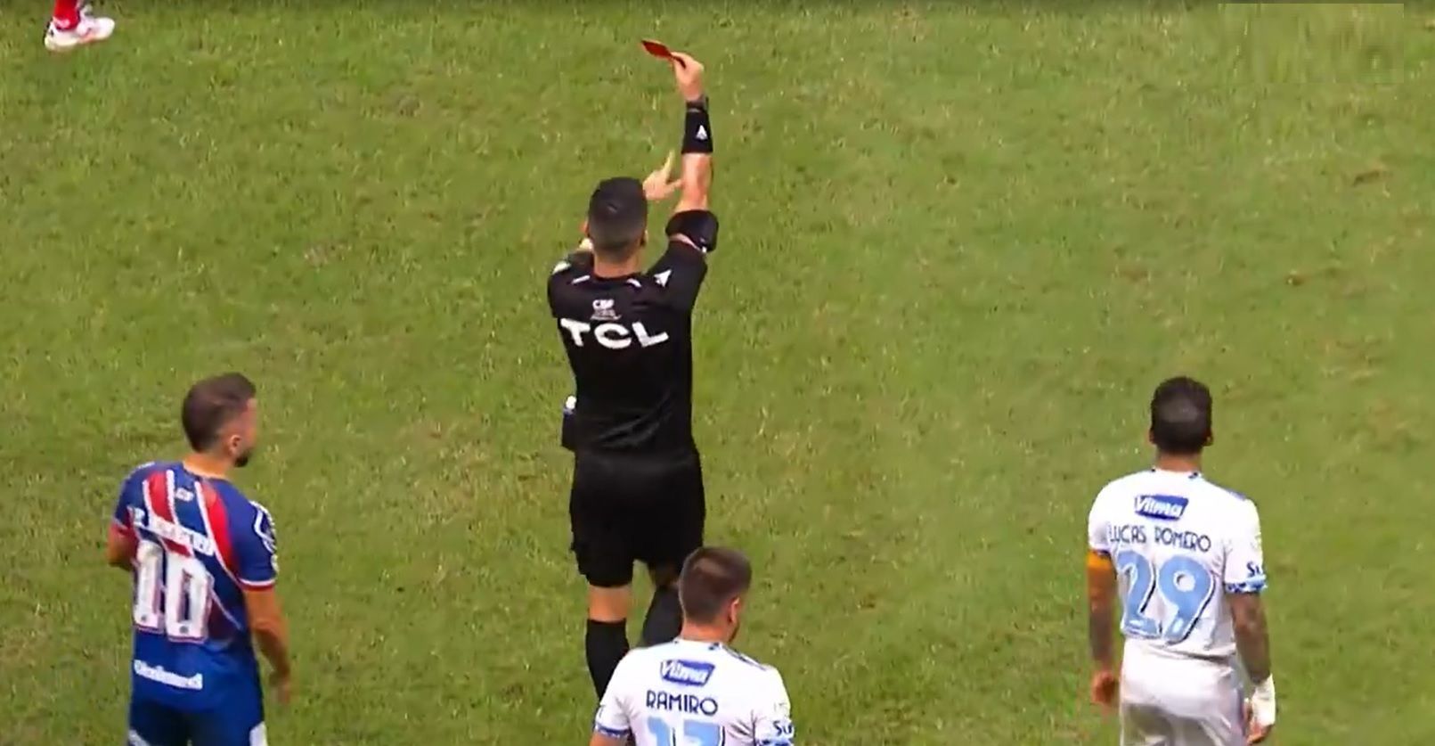 Marlon, do Cruzeiro, reage à expulsão e revela diálogo com Gilberto, do Bahia