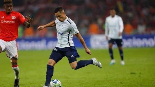 Marlon faz cruzamento em Inter x Cruzeiro, no Beira-Rio, em Porto Alegre