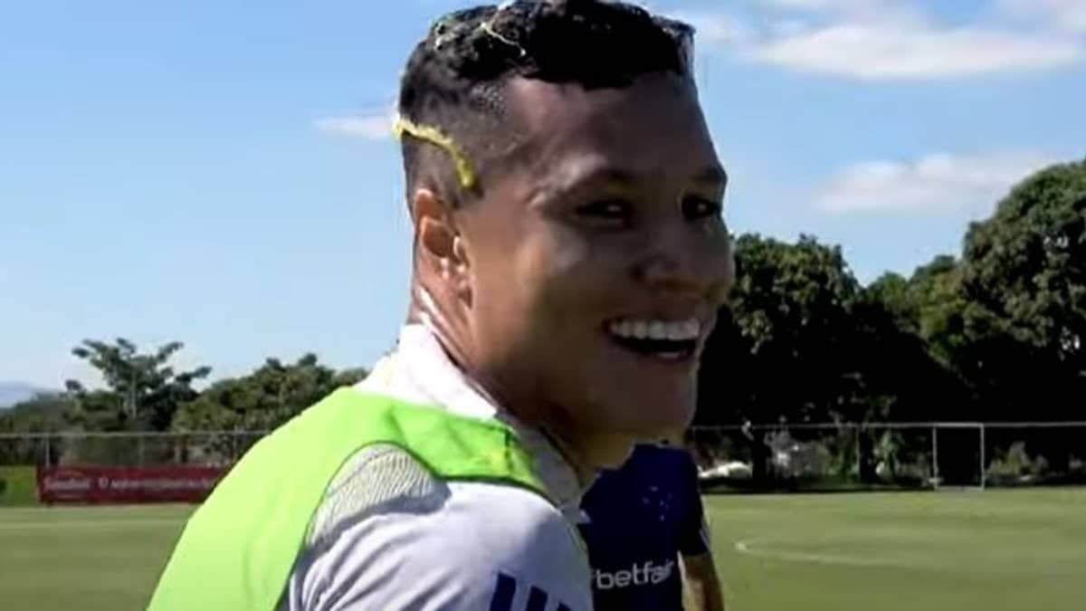 Elenco do Cruzeiro faz 'surpresa' para aniversariantes Rafael e Marlon; veja