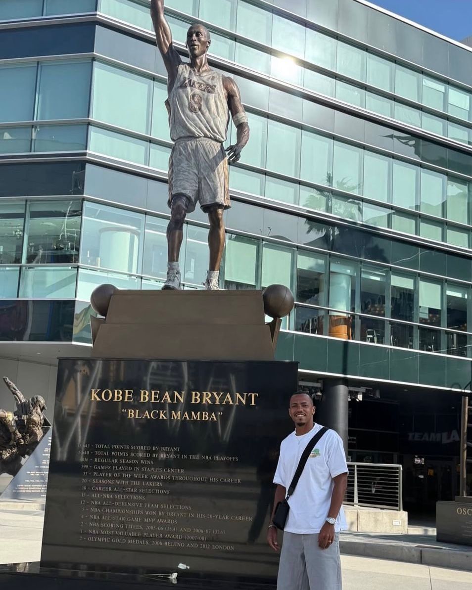 Jogador do Botafogo visita estátua de ídolo do basquete nos Estados Unidos