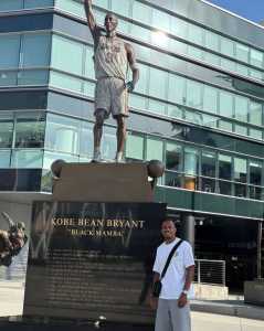 Marlon Freitas posa em frente à estátua de Kobe Bryant, lenda do LA Lakers, nos Estados Unidos