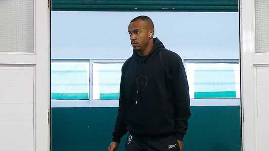 Marlon Freitas na chegada ao estádio Florencio Sola, em Buenos Aires