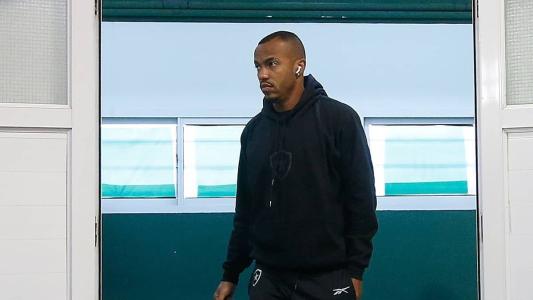Marlon Freitas na chegada ao estádio Florencio Sola, em Buenos Aires